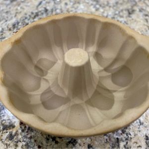 The pampered Chef stoneware Bundt cake pan